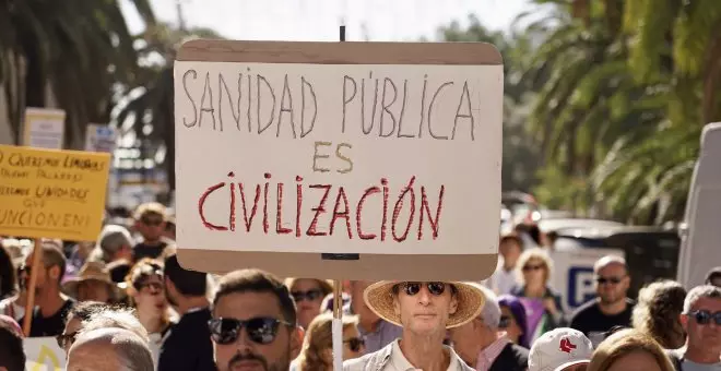 La gestión de la sanidad pública se convierte en el azote de Moreno entre manifestaciones y presuntas corruptelas
