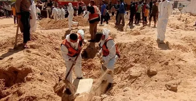 Gaza dice que ha recuperado decenas de cuerpos enterrados en una fosa común en Jan Yunis