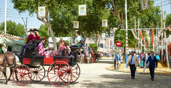 Sábado o lunes de 'pescaíto' en la Feria de Abril, un debate entre el retorno a la tradición y la apertura al turismo