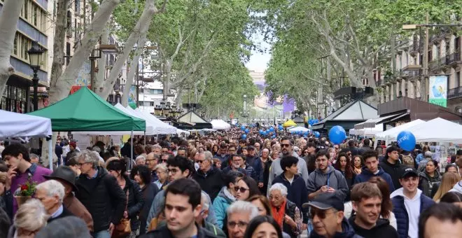 Sant Jordi, el dia que els barcelonins reconquereixen les Rambles als turistes