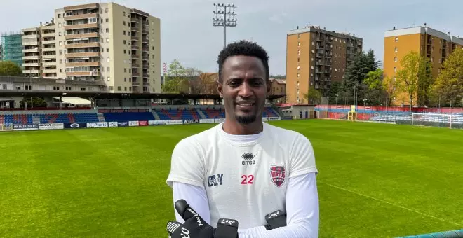 La historia de Sibi, el migrante que cruzó el Sáhara y el Mediterráneo para cumplir su sueño de ser futbolista en Italia