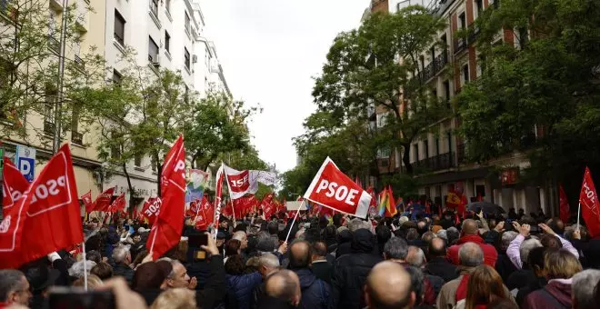 Más de medio millar de militantes muestran su apoyo a Sánchez en Ferraz al grito de "democracia sí, fascismo no"