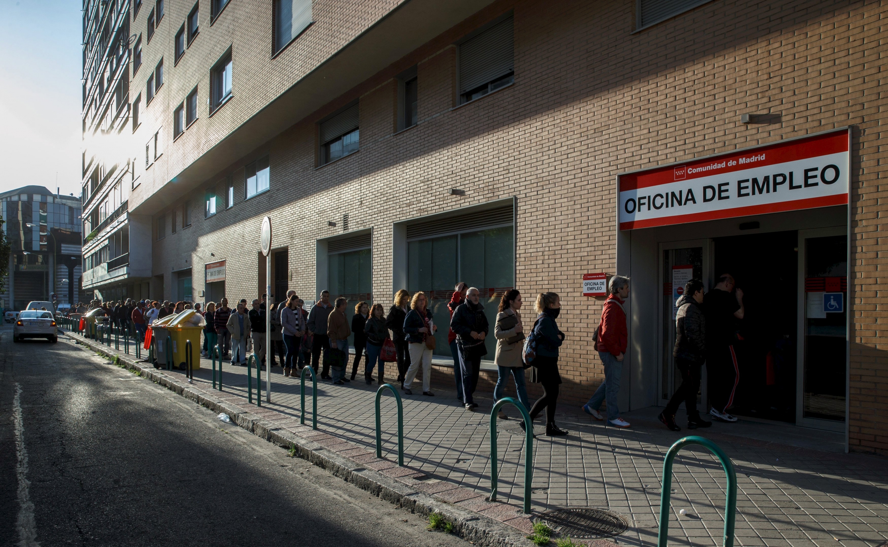 Coda di fronte ad un centro per l'impiego spagnolo (www.publico.es)