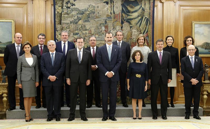 Los ministros del nuevo Gobierno posan junto al presidente Rajoy y al rey Felipe VI. /EFE