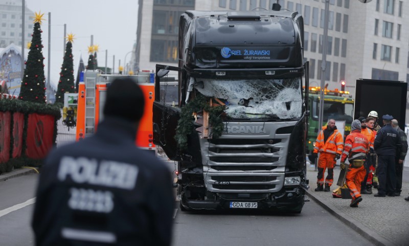 Un Polica alemn junto al camin utilizado para el ataque en el mercado navideo de Berln. - REUTERS