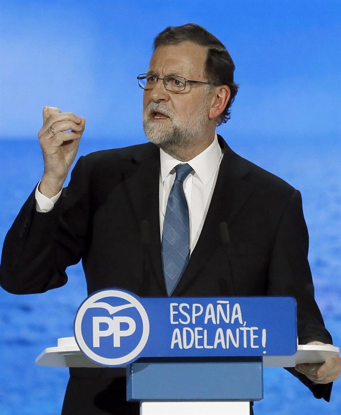 El presidente del Gobierno y del PP, Mariano Rajoy, durante su intervención en la segunda jornada del XVIII Congreso nacional del partido que se celebra hasta mañana en la Caja Mágica de Madrid. EFE/JuanJo Martín