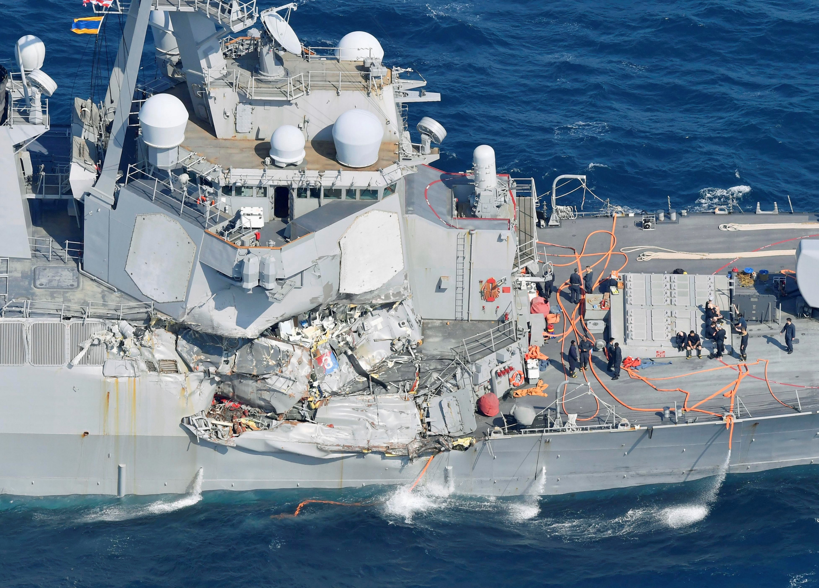 Resultado de imagen de USS Fitzgerald y el buque mercante ACX Crystal