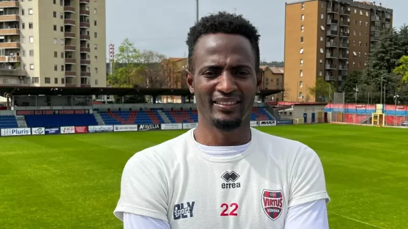 Sheikh Sibi, durante la entrevista, en el estadio de la Virtus Verona.