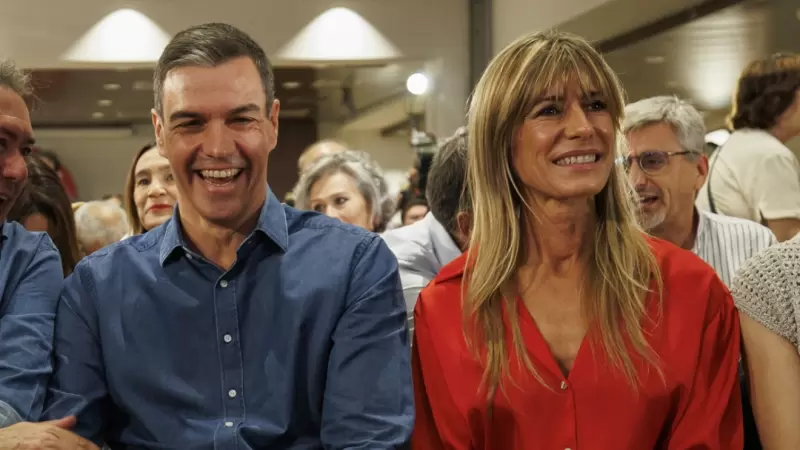 El presidente del Gobierno, Pedro Sánchez, junto a su mujer, Begoña Gómez.