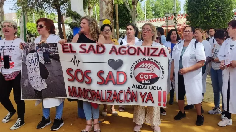 Las trabajadoras durante una concentración en la Feria de Sevilla