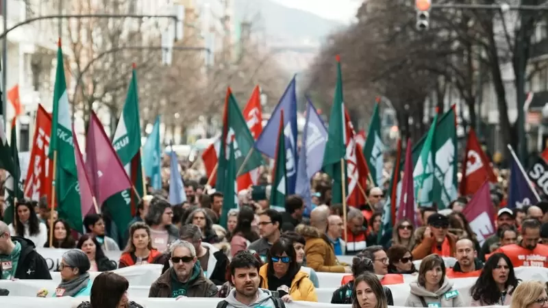 Decenas de personas con una pancarta durante una manifestación en bajo el lema: ‘A favor del servicio público, consensuar aquí los salarios y el empleo’, el 12 de marzo de 2024, en Bilbao.