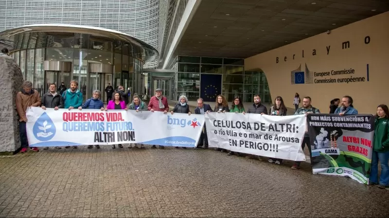 30/4/24 Concentración de los afectados por la factoría de Altri frente a la sede de la Comisión Europea en Bruselas el pasado 16 de abril.
