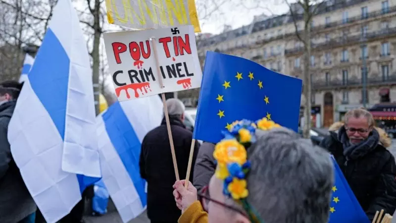 Cientos de personas se manifestaron en el aniversario del inicio de la guerra en Ucrania en París bajo el lema 'Vladimir Putin es un criminal', a 24 de febrero de 2024.