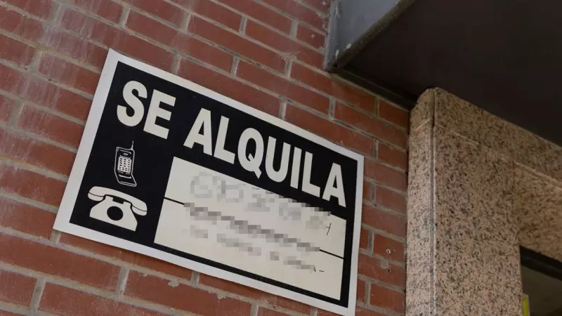 Foto de archivo de un cartel de 'Se alquila' en un edificio, a 28 de diciembre de 2022.
