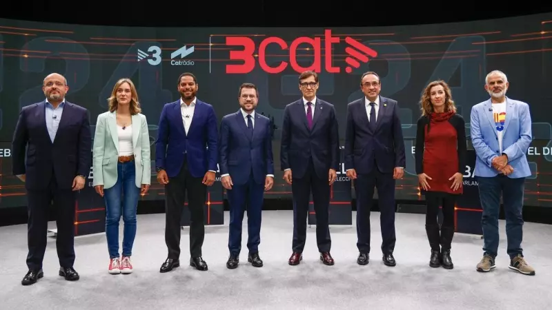 Los candidatos a la presidencia de la Generalitat en el debate organizado por TV3 y Catalunya Radio: Salvador Illa (PSC) (4d), Pere Aragonès (ERC) (4i), Ignacio Garriga (Vox) (3i), Carlos Carrizosa (Cs) (d), Jessica Albiach (Comuns Sumar) (2i), Laia Estra