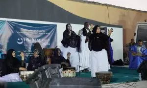 Un grupo de mujeres bailan en el festival de cine FiSahara 2024.