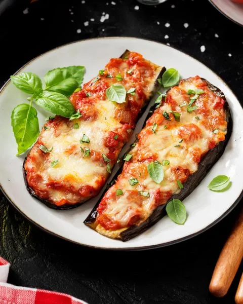 Calentar comidas en recipientes de plástico en el microondas