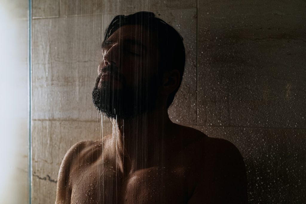 hombre en la ducha