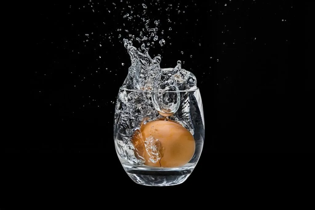 Huevo en vaso de agua