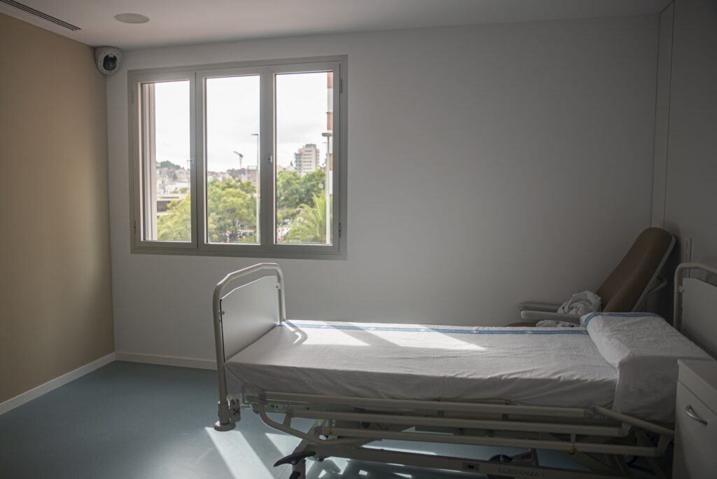 Una de les habitaciones en la planta de salud mental infantil de Vall d'Hebron. Joanna Chichelnitzky