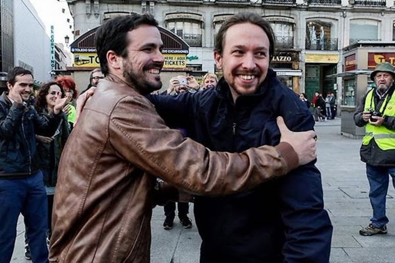 Alberto Garzón y Pablo Iglesias, en la Puerta del Sol, después de firmar el 'pacto de los botellines', en 2016.