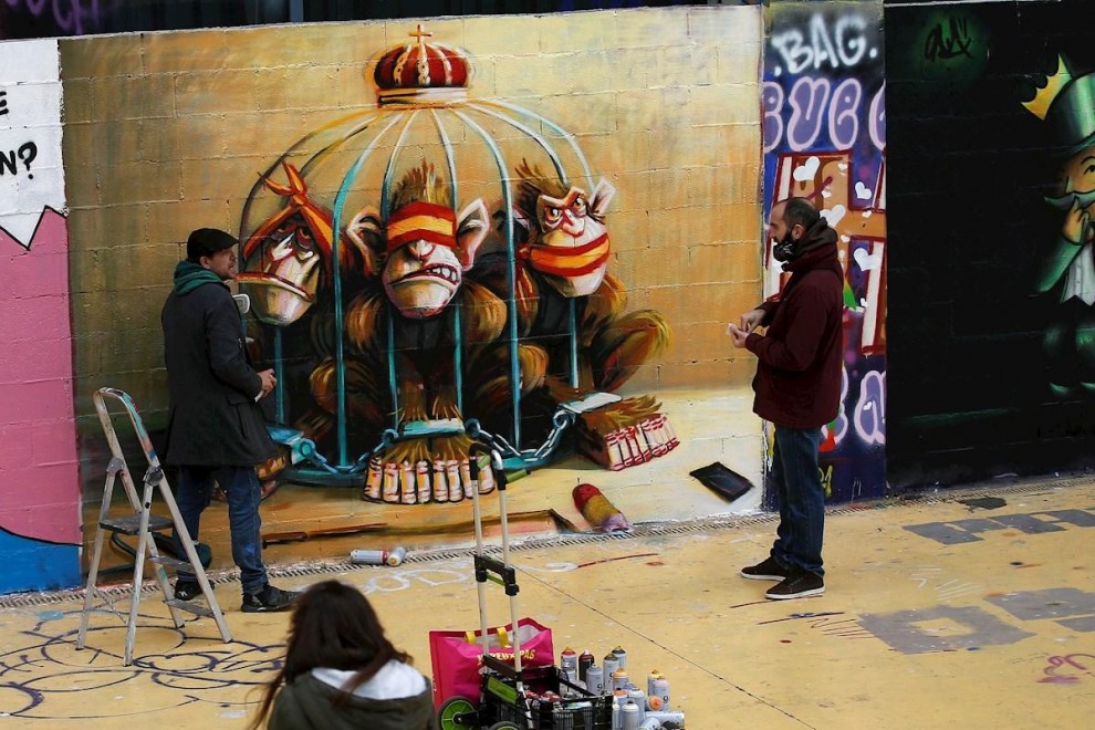 Un grupo de grafiteros se ha concentrado este domingo ante un muro de los Jardines de les Tres Xemeneies de Barcelona para pintarlo en solidaridad con Pablo Hasel y contra la censura.
