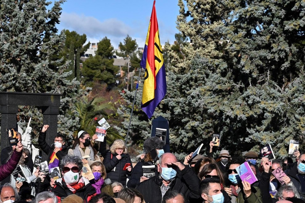 Centenares de personas se concentran alrededor de una gran bandera republicana este lunes en el Cementerio Civil de Madrid donde han asistido al entierro de la escritora Almudena Grandes que falleció el pasado sábado.
