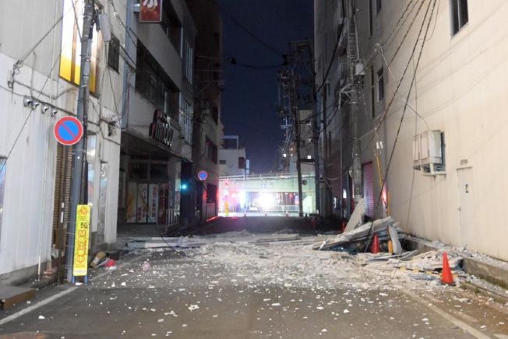 Partes de la pared de un edificio cayeron en una calle de Fukushima, en el noreste de Japón, la madrugada del 17 de marzo de 2022.