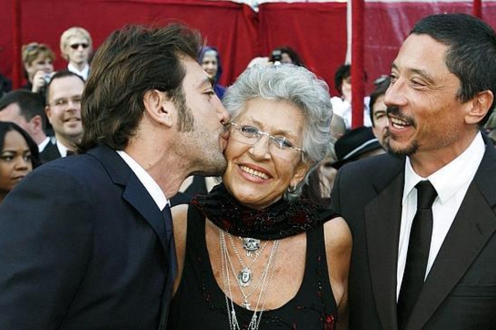Pilar Bardem, con sus hijos Javier y Carlos. / REUTERS