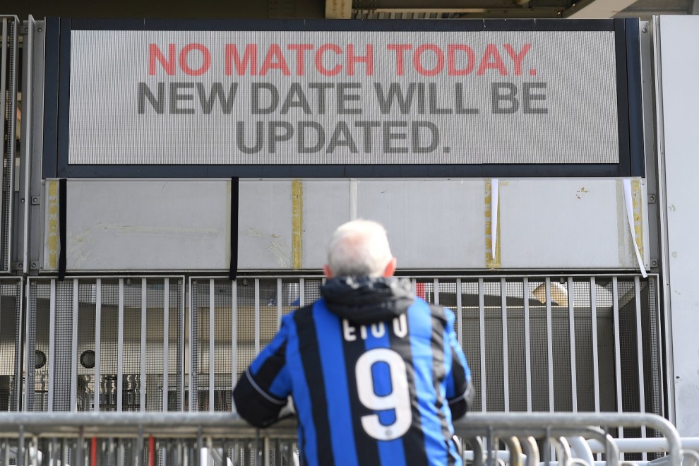 Un hombre ante el Estadio de San Siro después de conocerse la suspensión del partido. REUTERS/Daniele Mascolo