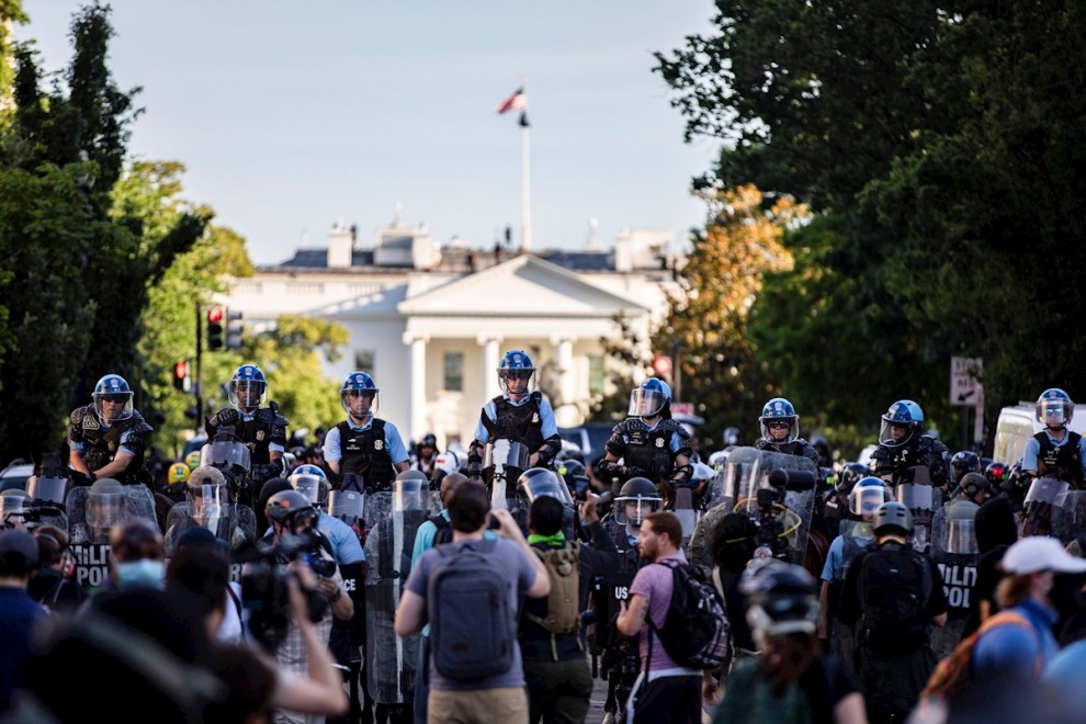 Los agentes de Policía avanzan su línea para hacer retroceder a los manifestantes delante de la Casa Blanca. EFE / SAMUEL CORUM