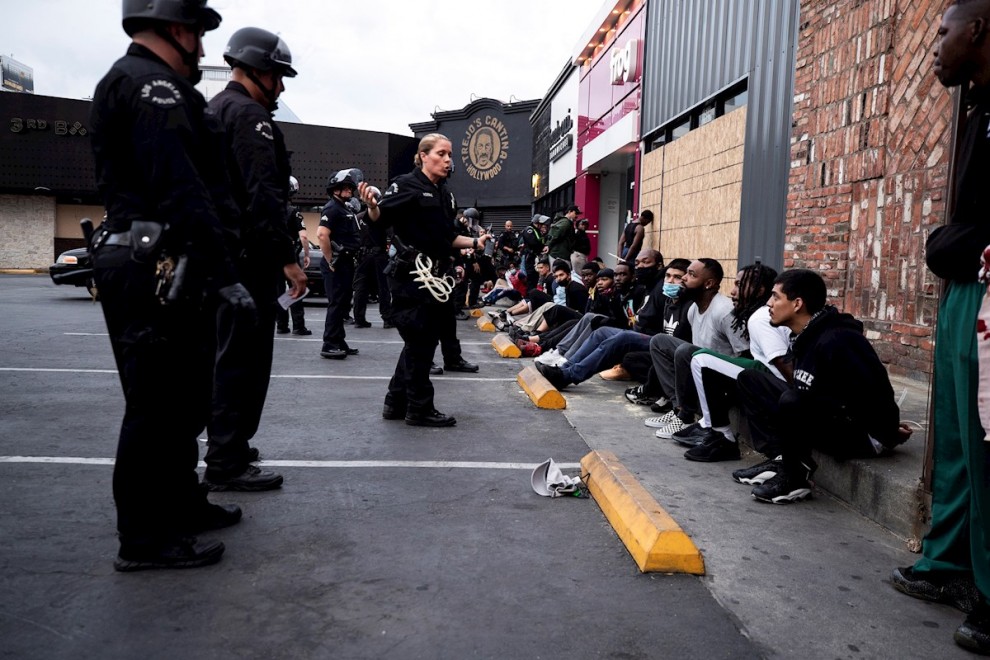 Los manifestantes son arrestados por agentes de policía después del toque de queda durante las protestas por la muerte de George Floyd, en Hollywood. EFE / ETIENNE LAURENT
