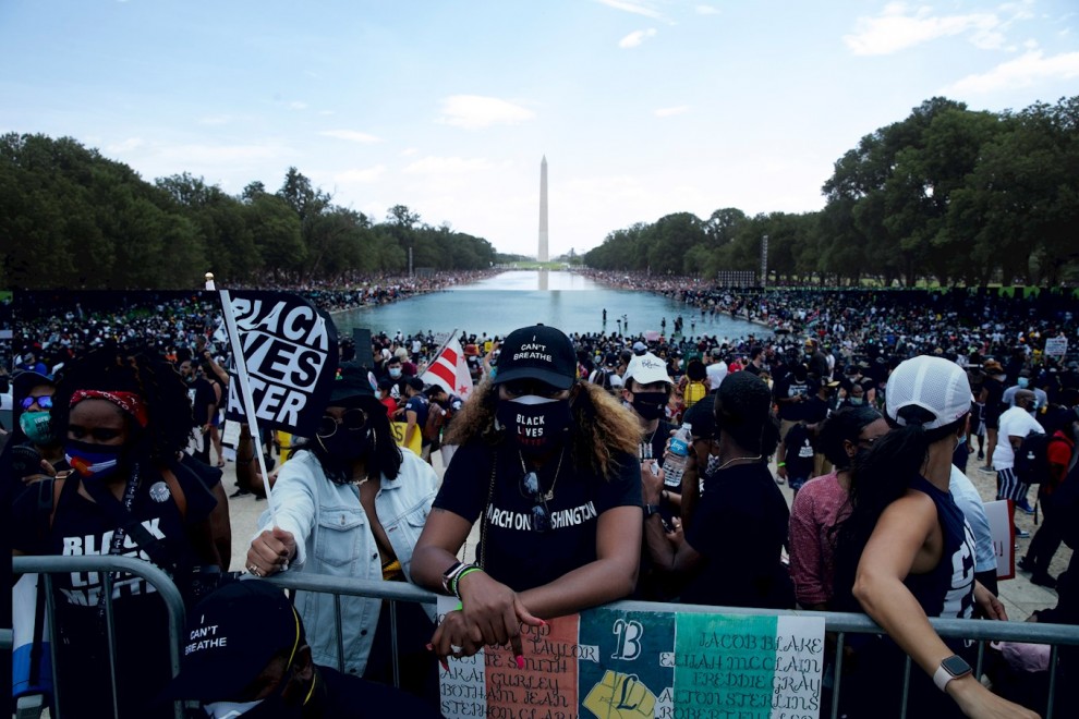 Manifestantes se reúnen cerca del Memorial a Lincoln antes del inicio de la 'Marcha del compromiso: quita la rodilla de nuestro cuello', en Washington, DC, EE. UU., 28 de agosto de 2020. /EFE / EPA / MICHAEL REYNOLDS