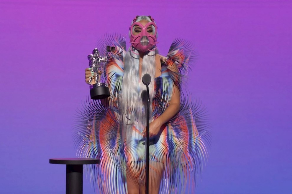 Fotografía cedida por MTV que muestra a la artista estadounidense Lady Gaga mientras habla tras recibir uno de los premios MTV VMA 2020. EFE/ MTV