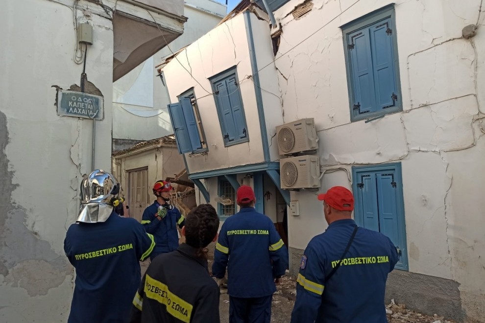 Los bomberos están junto a los edificios dañados en la ciudad portuaria de Vathy tras un terremoto, en la isla de Samos, Grecia.