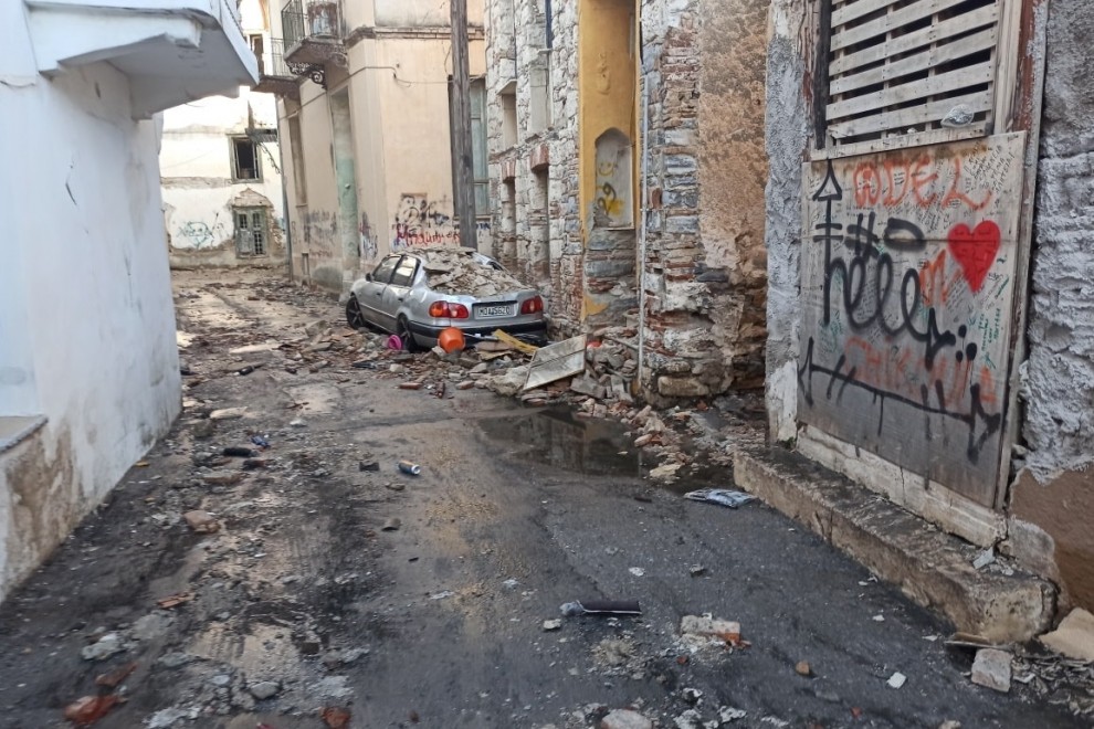 Un coche dañado en la ciudad portuaria de Vathy tras un terremoto, en la isla de Samos, Grecia