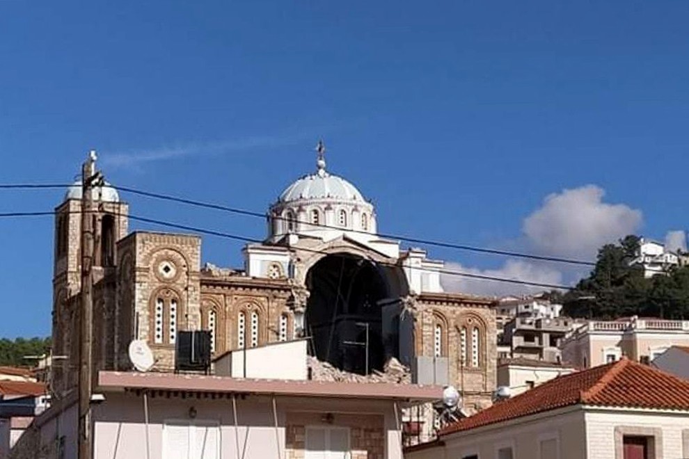 Una iglesia ortodoxa griega dañada en la ciudad de Karlovasi, después de un terremoto, en la isla de Samos, Grecia.