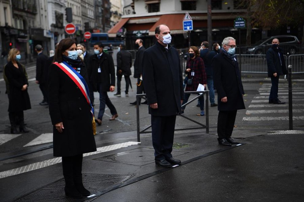 La alcaldesa de París, Anne Hidalgo (izquierda) y el primer ministro francés, Jean Castex (c), rinden homenaje frente al café bar La Bonne Biere en París, Francia, el 13 de noviembre de 2020, durante las ceremonias en París que marcan el quinto aniversari