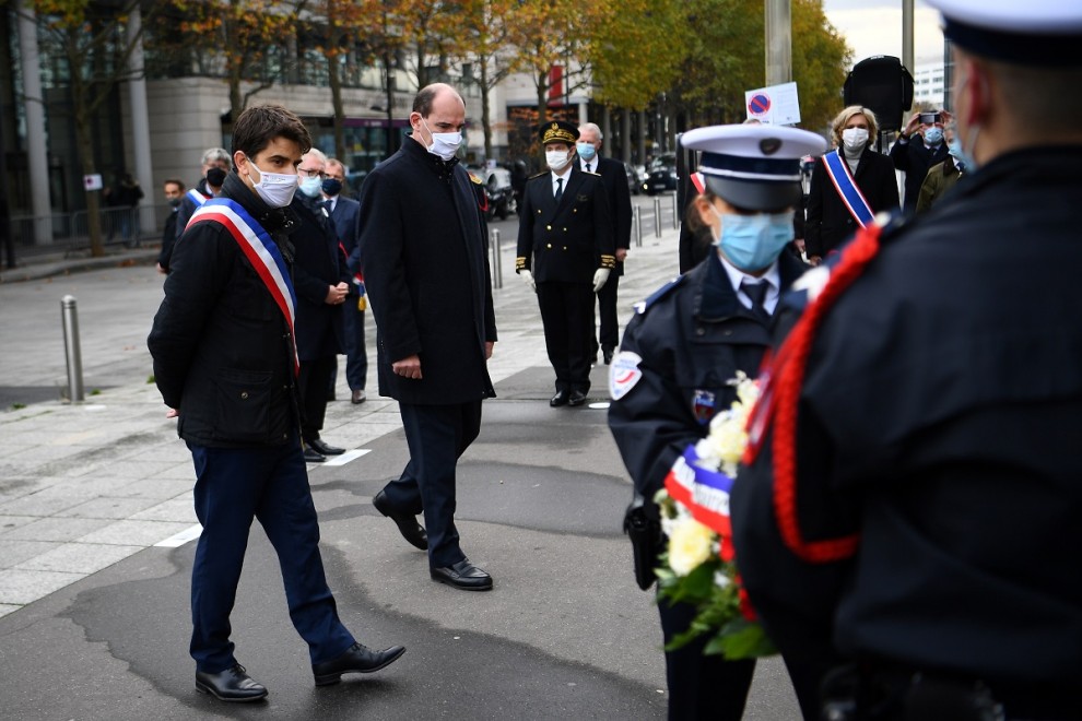 El alcalde de Saint-Denis, Mathieu Hanotin, y el primer ministro francés, Jean Castex, rinden homenaje frente al Stade de France en Saint-Denis el 13 de noviembre de 2020 durante las ceremonias en París que marcan el quinto aniversario de los ataques terr