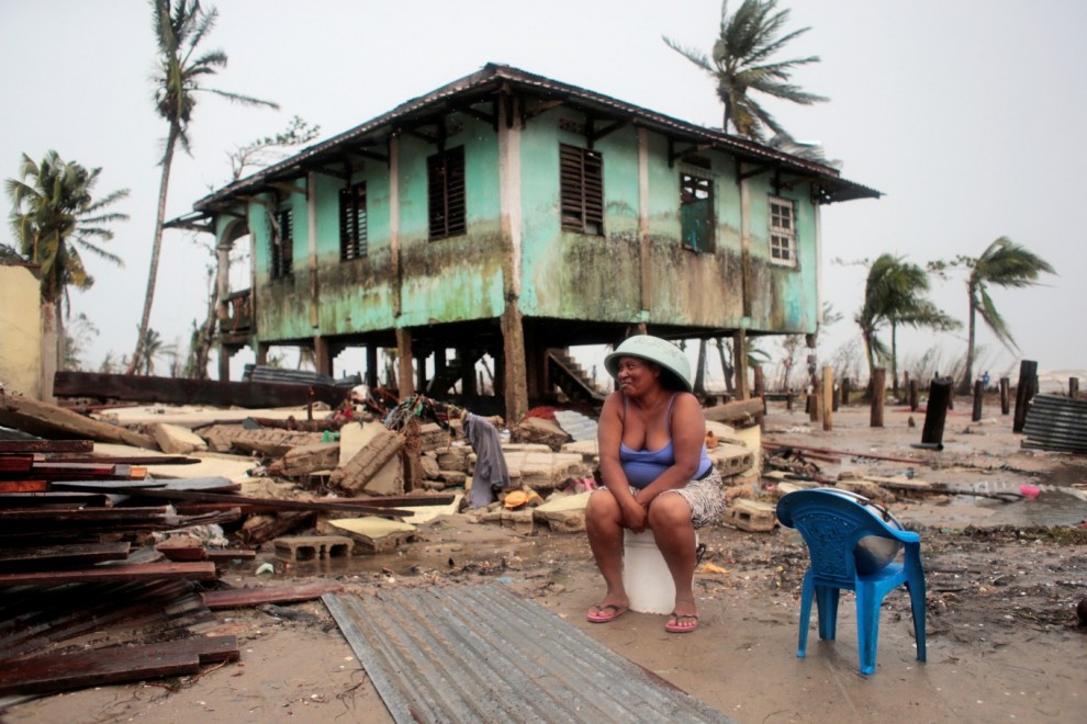 Una mujer sentada cerca de su casa dañada por el paso del huracán Iota, en Puerto Cabezas, Nicaragua,