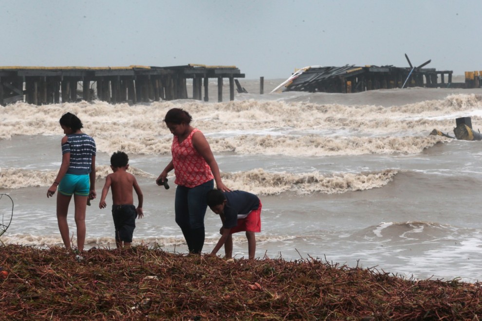Residentes caminan cerca de un muelle dañado por el paso del huracán Iota, en Puerto Cabezas, Nicaragua, 17 de noviembre de 2020. Fotografía tomada el 17 de noviembre de 2020. REUTERS / Oswaldo Rivas