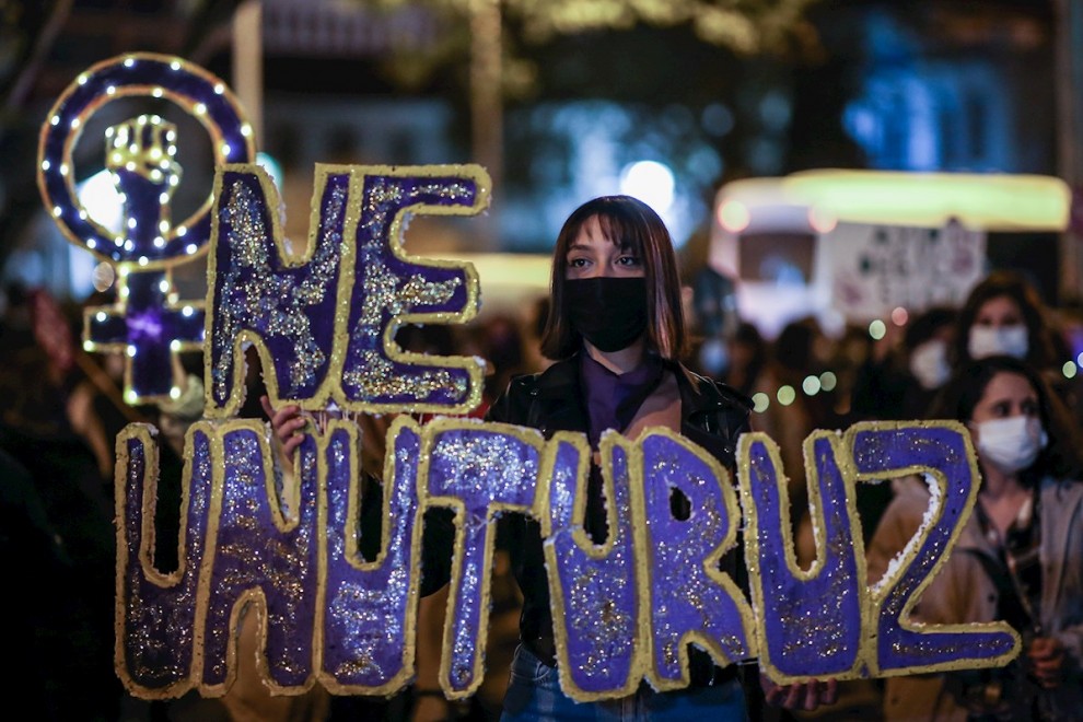 Manifestante sostiene parte de un cartel que dice 'no olvidamos ni perdonamos' y grita consignas durante la manifestación con motivo del Día Internacional para la Eliminación de la Violencia contra la Mujer en Estambul, Turquía.