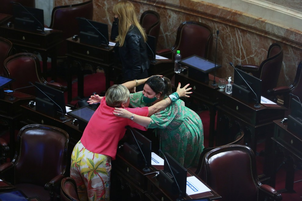 El abrazo entre dos senadoras tras la aprobación de la ley del aborto en el senado.