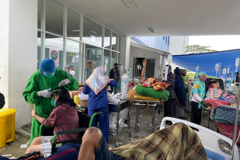 Heridos por el terremoto son auxiliados en el exterior de un hospital en Mamuju, Indonesia.