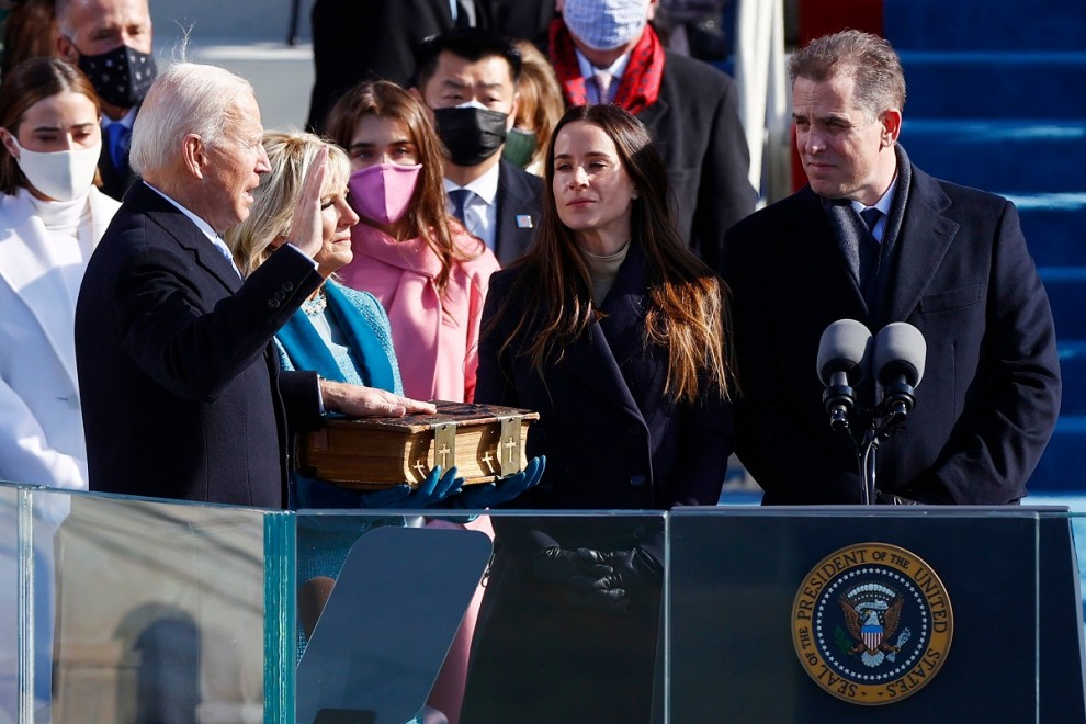 El nuevo presidente de los Estados Unidos, Joe Biden, jura su cargo sobre la Constitución.