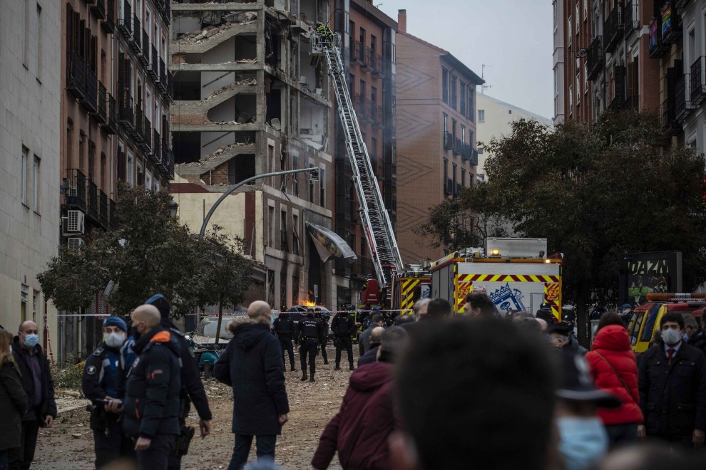 Varios viandantes en el lugar de la explosión en el centro de Madrid