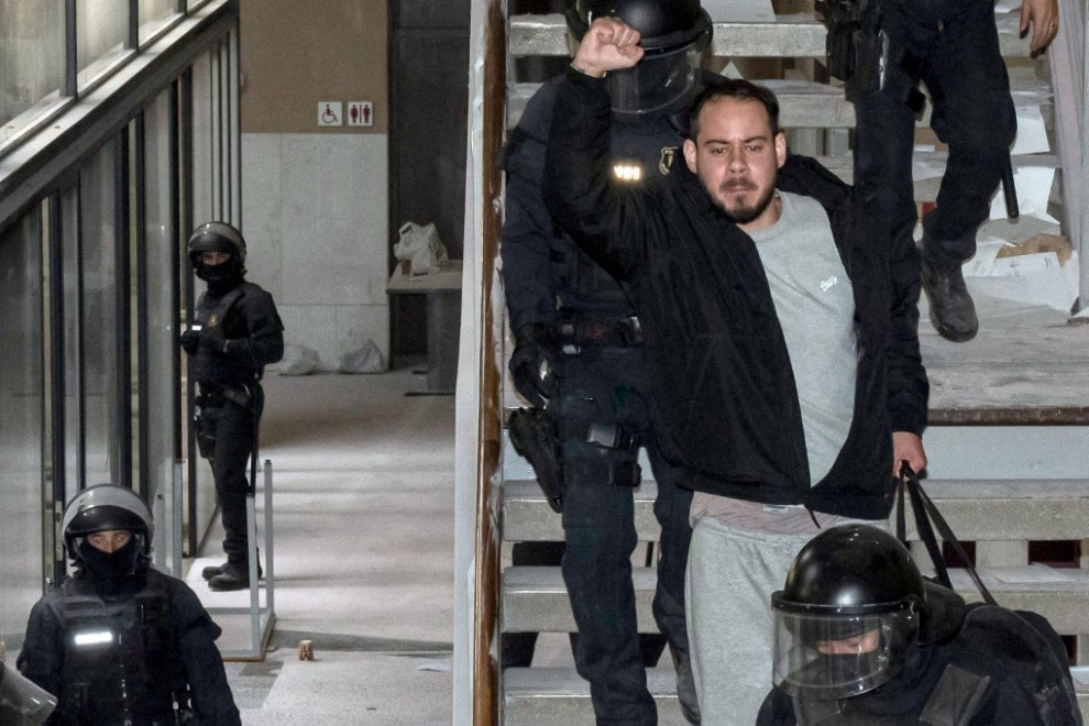 Pablo Hasél, detenido por los mossos d'Escuadra baja las escaleras de la Universitat de Lleida para ingresar en prisión.