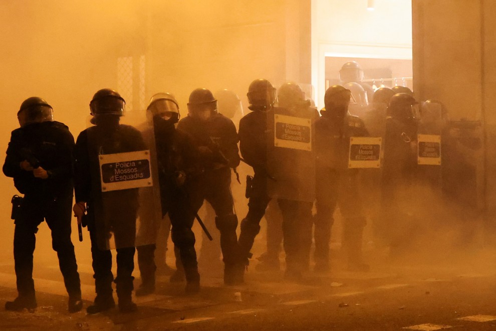 Agentes de policía de los Mossos d'Esquadra montan guardia durante una protesta en apoyo del cantante de rap catalán Pablo Hasel