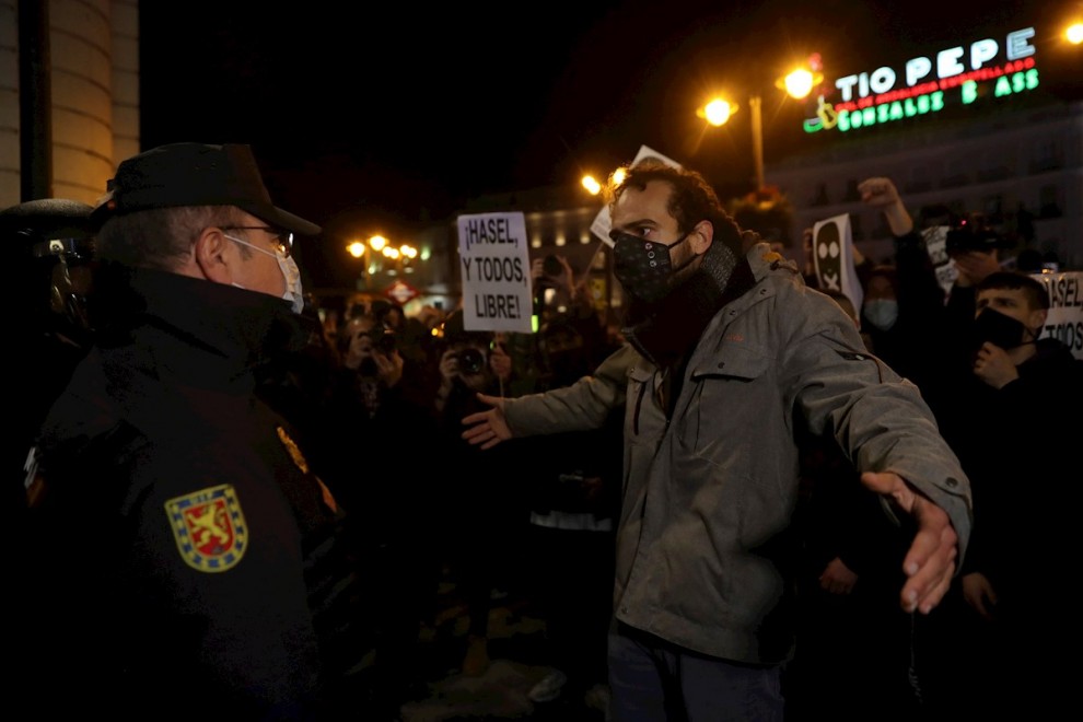 Un manifestante se enfrenta a un agente de la Policía Nacional durante una marcha por la detención del rapero Pablo Hasel.