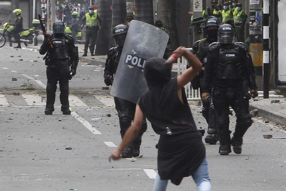 Manifestantes se enfrentan a las autoridades en las protestas contra la reforma tributaria convocadas por las centrales obreras, hoy en Medellín (Colombia)